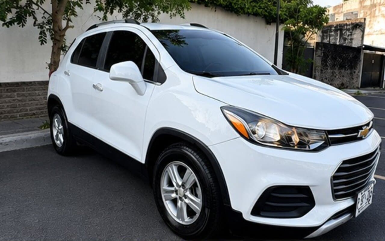 Chevrolet Trax 2020 Blanca de renta en San Salvador, El Salvador — Lubbi Rent a Car