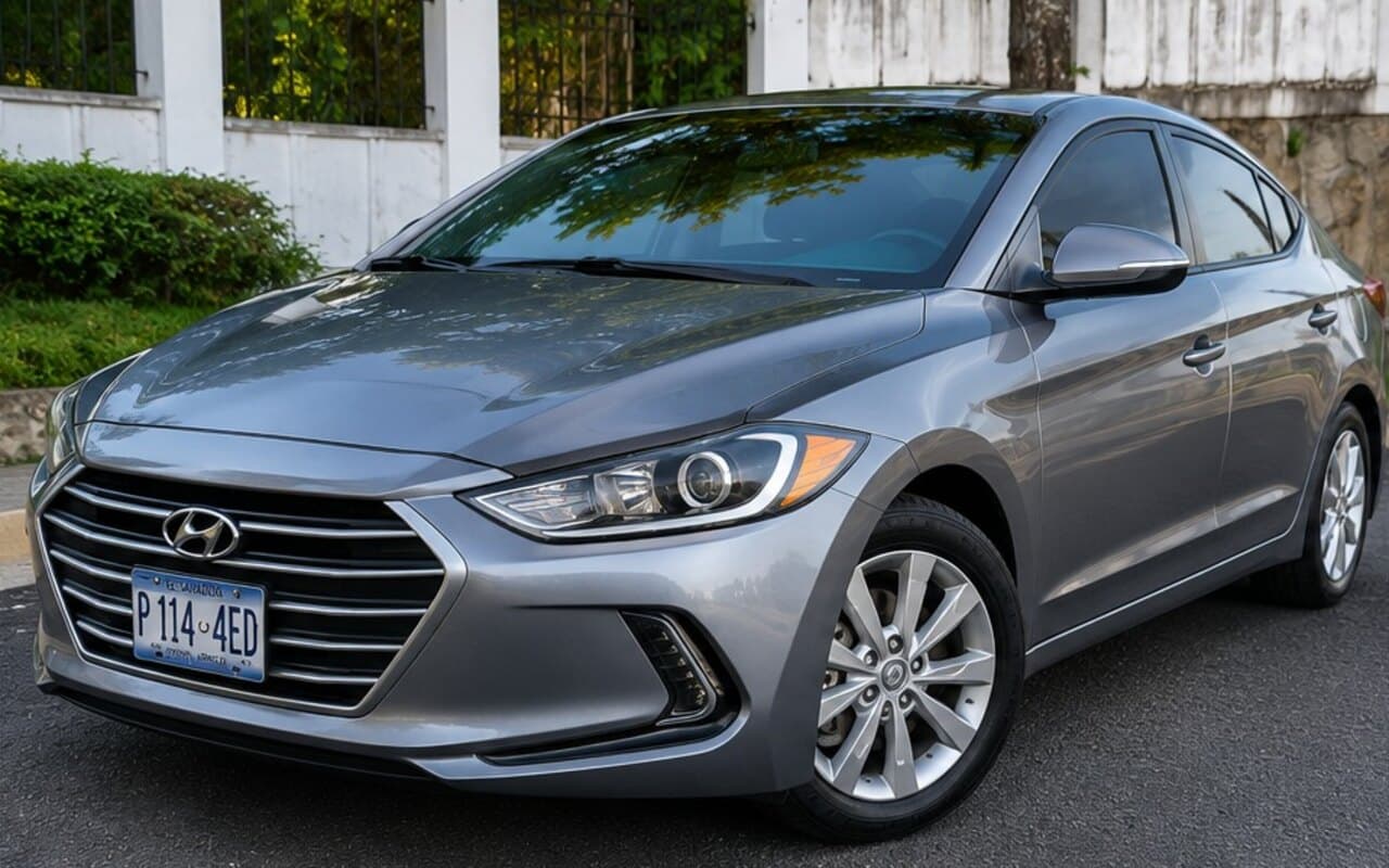 Hyundai Elantra 2018 Gris de renta en San Salvador, El Salvador — Lubbi Rent a Car