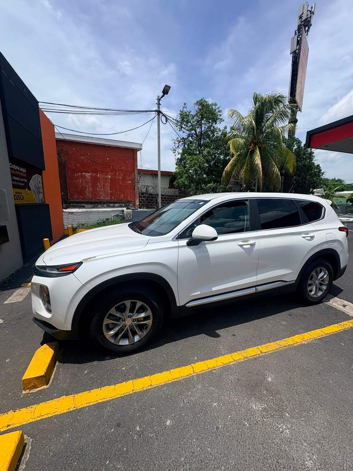 Hyundai Santa Fe 2020 Blanca de renta en San Salvador, El Salvador — Lubbi Rent a Car