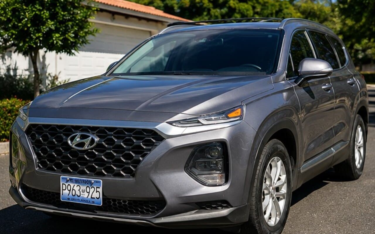 Hyundai Santa Fe 2019 Gris de renta en San Salvador, El Salvador — Lubbi Rent a Car