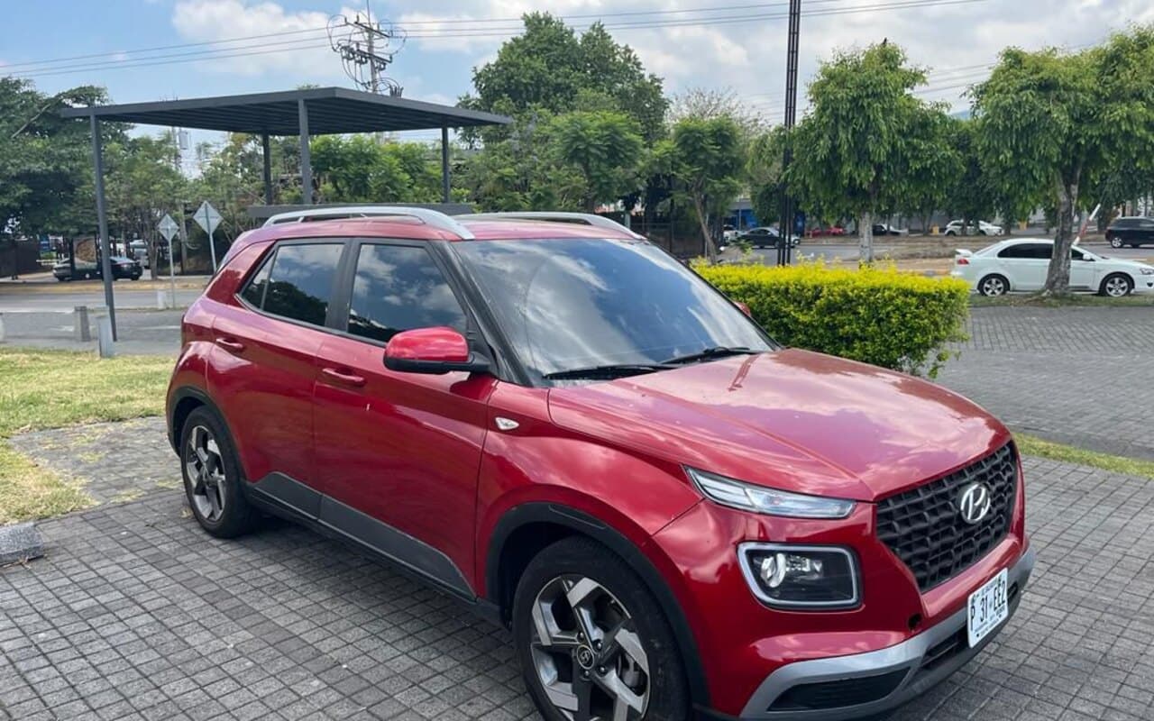 Hyundai Venue 2021 Roja de renta en San Salvador, El Salvador — Lubbi Rent a Car