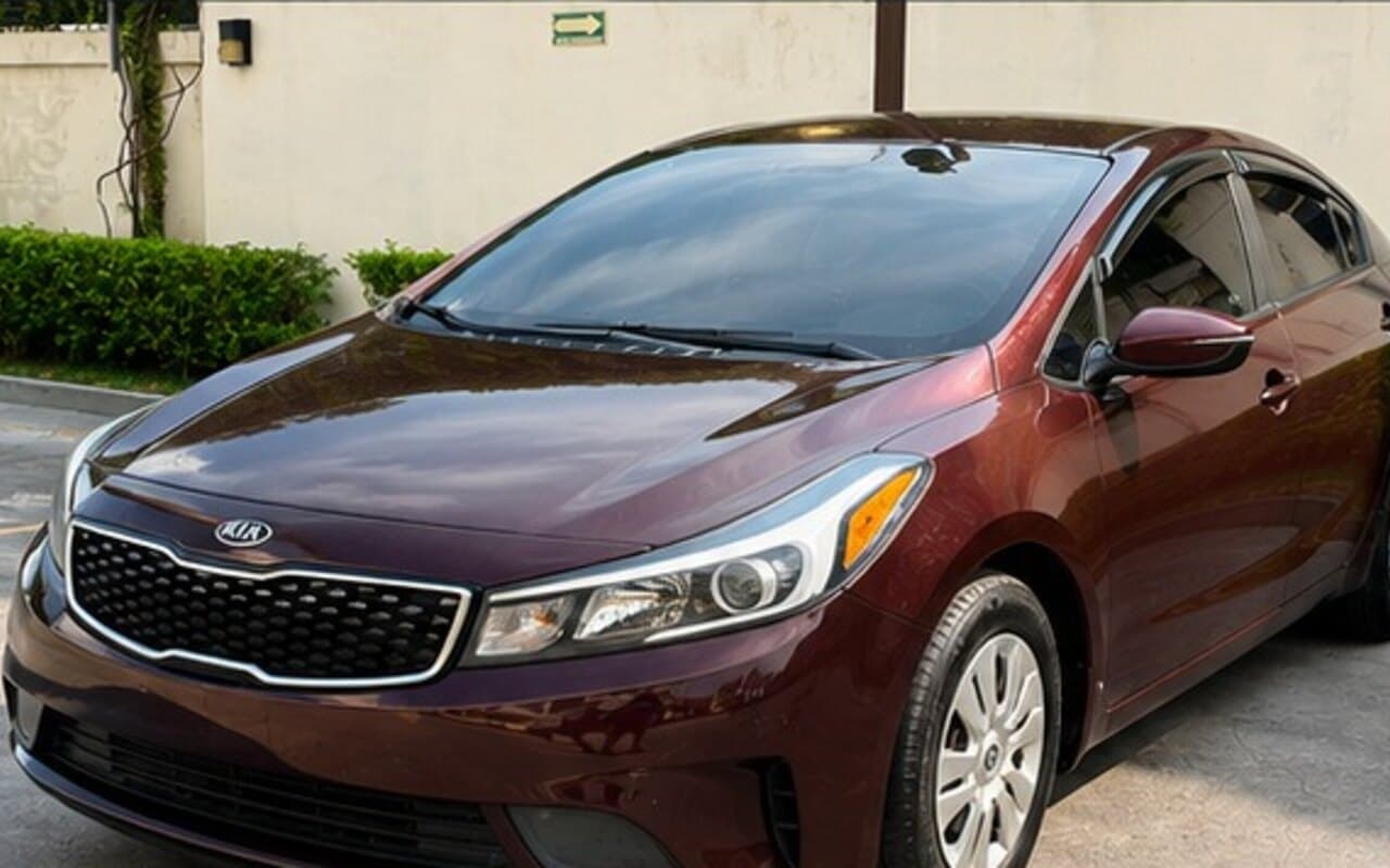 Kia Forte 2018 Ocre de renta en San Salvador, El Salvador — Lubbi Rent a Car