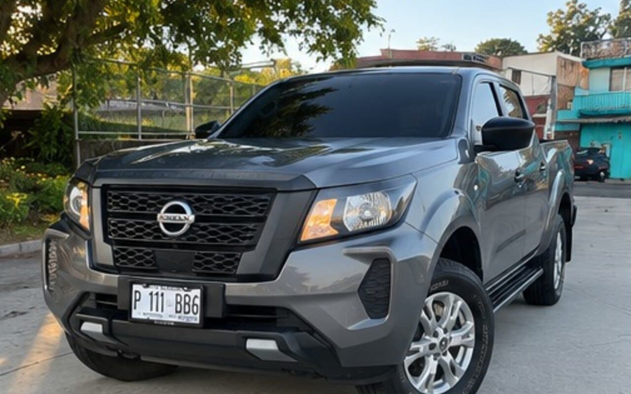 Nissan Frontier 2022 Verde de renta en San Salvador, El Salvador — Lubbi Rent a Car