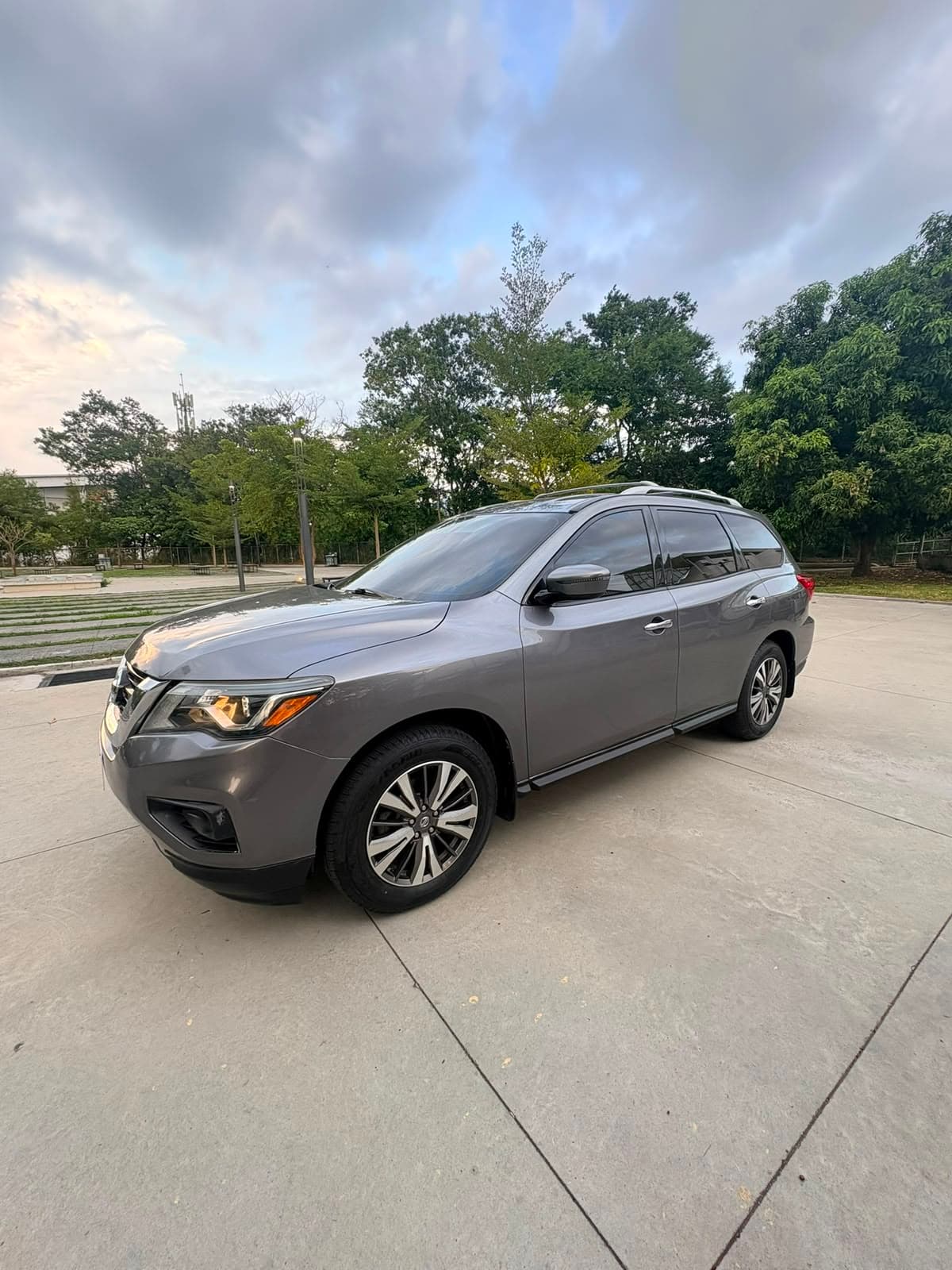 Nissan Pathfinder 2017 Gris de renta en San Salvador, El Salvador — Lubbi Rent a Car