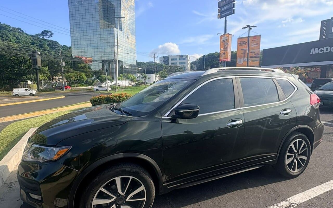 Nissan Rogue 2020 Verde de renta en San Salvador, El Salvador — Lubbi Rent a Car