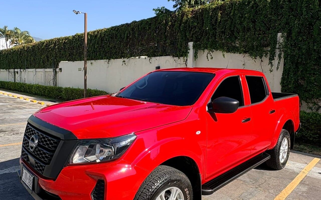 Nissan NP300 2026 Roja de renta en San Salvador, El Salvador — Lubbi Rent a Car